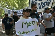 Manifestantes a favor de la minería marcharon a Casa de Gobierno